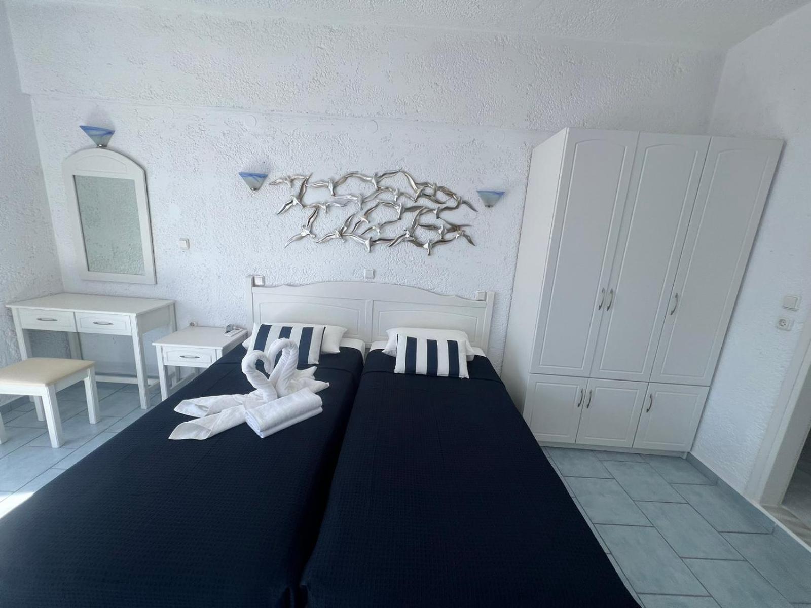 Marinas Studios Livadia  Стая снимка
