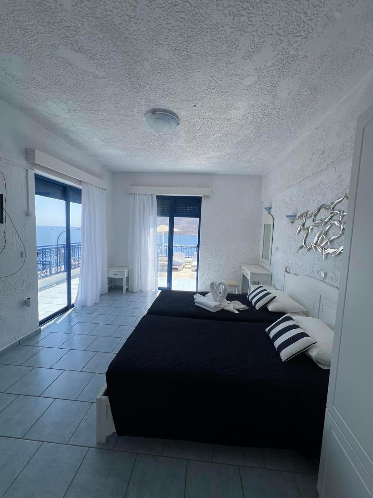 Marinas Studios Livadia  Стая снимка