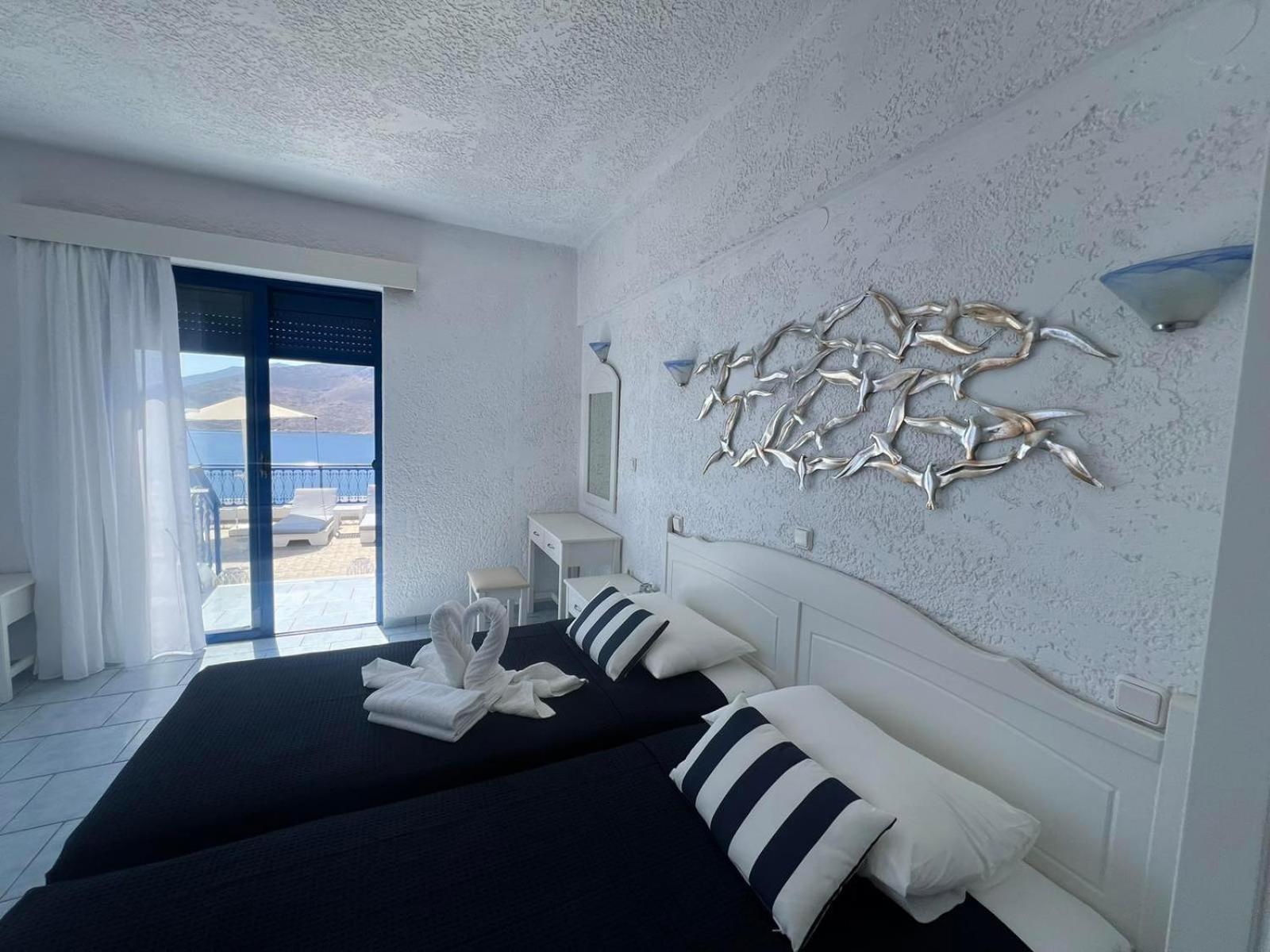 Marinas Studios Livadia  Стая снимка